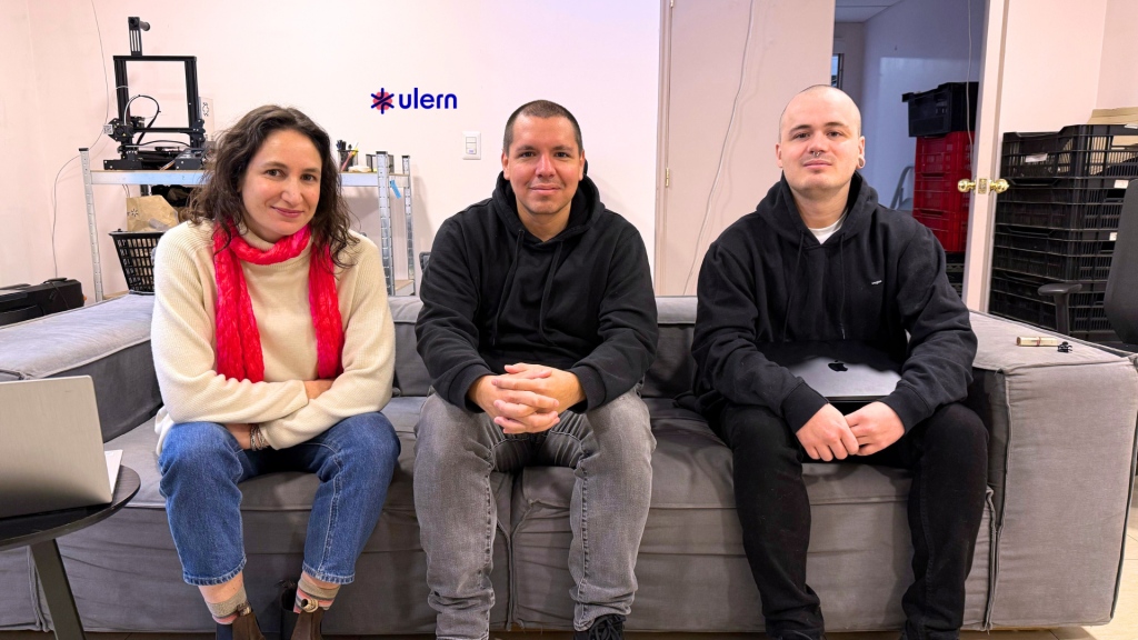 Ulern: La IA para un estudio colaborativo y motivante, lejos de la trampaEn Chile, hemos visto cómo esta visión colaborativa se está materializando. Una plataforma local llamada Ulern está demostrando con resultados concretos que la IA puede ser un instrumento para empoderar a los estudiantes, y no para reemplazarlos. Lejos de imponer contenidos, Ulern utiliza algoritmos para crear prácticas de estudio personalizadas a partir de lo que el propio alumno necesita aprender. Los estudiantes, que por medio de la App ya han respondido más de 1.4 millones de preguntas, es un claro ejemplo de cómo la tecnología puede actuar como un tutor inteligente y adaptativo que está al servicio del estudiante, fortaleciendo el pensamiento crítico en lugar de debilitarlo. De hecho, estudios de la UNESCO muestran que dos de cada tres estudiantes utilizan la IA con fines escolares, y más de la mitad cree que esta tecnología mejora su aprendizaje. La clave de este éxito no está solo en la innovación, sino en la validación del mercado. Con 15.871 usuarios activos en apenas unos meses y 78 suscripciones pagadas, Ulern ha demostrado una capacidad de escalabilidad que trasciende las fronteras de Chile, con usuarios en 47 países y una creciente presencia en mercados como Argentina, Perú, México, Colombia y Ecuador. Estos hechos demuestran que, cuando se aplica la tecnología de forma estratégica, se pueden resolver problemas educativos de manera global, y no solo local. Más allá de los impresionantes números, el enfoque de Ulern se centra en agregar nuevas capas de conocimiento que atienden a múltiples perfiles de usuario, como los apoderados. Actualmente, la plataforma está desarrollando un módulo de reportes que entregará un análisis detallado de la sesión de estudio, incluyendo indicadores clave y recomendaciones para el estudiante. Esta funcionalidad, que estará lista a mediados de octubre, transformará una simple sesión de estudio en una experiencia de aprendizaje guiada y accionable, dándole a los padres y a los propios estudiantes la información que necesitan para tomar decisiones informadas sobre su educación.