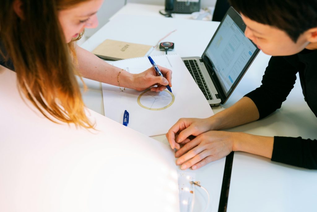 Nuevos llamados Corfo buscan potenciar emprendimientos innovadores liderados por mujeres